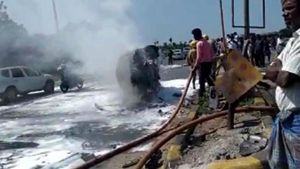  திருச்சி சமயபுரம் அருகே ஓடும் காரில்... தீ பிடித்து எரிந்ததால் பரபரப்பு!! 