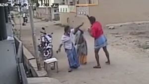 புதுவையில் கொடூரம்.. மாடு சண்டைக்காக வயதான தம்பதியை செருப்பால் அடித்த அரசு ஊழியர்!- வீடியோ வைரல் 