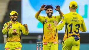 ஆரம்பமே சரவெடி.. பவுலிங்கிலும், பேட்டிங்கிலும் பதுங்கி பாய்ந்த சிஎஸ்கே.. மும்பையை வீழ்த்திய தோனி படை