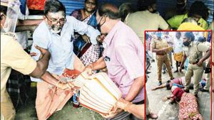  திருச்சி காந்தி மார்கெட்டில் கடை ஆக்கிரமிப்பு.. அதிகாரிகள் இடிக்க வந்ததால் பெண் தீக்குளிக்க முயற்சி