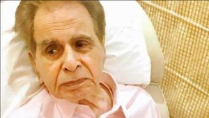 கொரோனா- பாலிவுட் நடிகர் திலீப் குமாரின் மற்றொரு சகோதரரும் மரணம் 