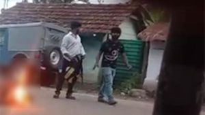 அய்யோ எம்மா என்னை காப்பாத்துங்க.. தீவைத்துக் கொண்டு கதறிய பெண்.. காதில் வாங்காத மக்கள் 