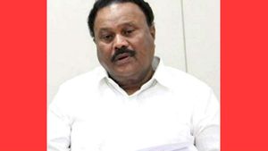 குடத்தை எடுத்து குத்துங்க.. திண்டுக்கல் சீனிவாசன் குபீர் பேச்சு.. கலகலன்னு சிரித்த பெண்கள்! 