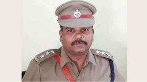 போலி கணக்கு தொடங்கி போலீஸ் பெயரிலேயே கைவரிசை..  ஷாக் ஆன டிஎஸ்பி, எஸ்ஐ ! 