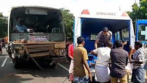 ஈரோடு அருகே அரசு பேருந்து- பைக் மோதல்.. ஒரே குடும்பத்தை சேர்ந்த 4 பேர் பலி.. விபத்திற்கு காரணம் என்ன