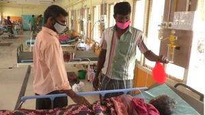 திருப்பூர் அரசு மருத்துவமனையில் மின் தடையால் ஆக்சிஜன் பற்றாக்குறை.. 2 பேர் பலியானதாக புகார் 