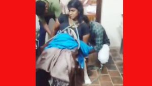குளச்சல் அருகே.. நீதிமன்ற பெண் ஊழியரை கொடூரமாக எரித்து கொல்ல முயன்ற கணவன்!.. பதைபதைக்கும் வீடியோ!