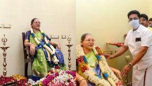 மதுரை மேலப்பாளையத்தில்...மனைவிக்கு சிலை..தொழிலதிபர் அசத்தல்!! 