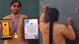 ஒரு நிமிடத்தில்.. இரு கைகளில்.. 45 வார்த்தைகள் எழுதி மங்களூர் மாணவி உலக சாதனை 