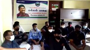 நீட் தேர்வு: கோவையில் மக்கள் பாதை அமைப்பினர் தொடர் உண்ணாவிரதம் 