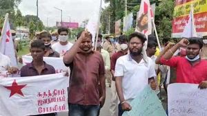 கண்களில் கருப்பு துணி கட்டி நீட் தேர்வை எதிர்த்து.. இந்திய ஜனநாயக வாலிபர் சங்கத்தினர் போராட்டம் 