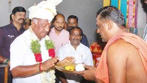 பேச்சியம்மன் கோயிலில் மனமுருக வழிபாடு... பூஜையில் ஓ.பி.எஸ் வைத்த முக்கியக் கோப்பு ..! 