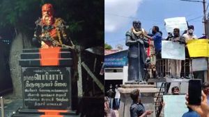 பெரியார் சிலை மீது காவிசாயம் பூசி அவமதிப்புக்கு கண்டனம்- திருச்சி, கோவை,நெல்லையில் வெடித்த போராட்டம்