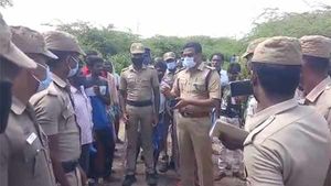 செங்கல்பட்டு அருகே சிறைக் காவலர் ஓட ஓட விரட்டி வெட்டி படுகொலை 