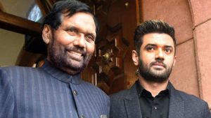 பீகார் தேர்தல்... மருத்துவமனையில் பாஸ்வான்... கூட்டணி குறித்து மகன் சிராக் முடிவெடுக்க அதிகாரம்! 