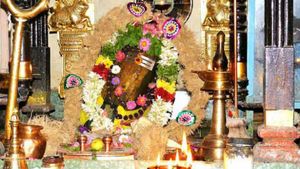 பிரதோஷம்: சதுரகிரி சுந்தரமகாலிங்கம் கோவில், தஞ்சை பெரியகோவிலில் பக்தர்கள் தரிசனம் 