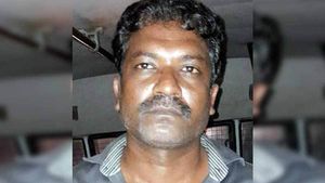 வட்டிக்கு வட்டிகேட்டு நாள் முழுக்க கட்டி வைத்து அடிஉதை.. ரயில்வே ஊழியருக்கு கொடுமை.. தப்பிய நடிகர் 