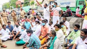 திருச்சி காந்தி மார்க்கெட்டை திறக்கக்கோரி போராடிய வியாபாரிகள் 32 பேர் கைது..  திடீரென சாலை மறியல் 