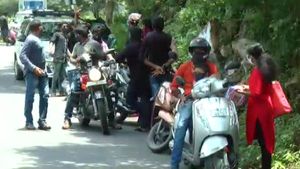 முழு ஊரடங்கு ரத்தான முதல் நாளே.. ஏற்காடு மலைக்கு இ பாஸின்றி குவிந்த மக்கள்.. கொரோனா பரவும் அபாயம் 