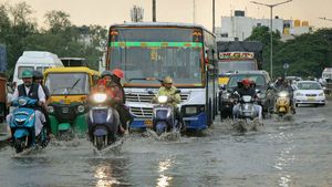 பெங்களூருவில் கனமழை... சாலைகளில் பெருகிய வெள்ளம் - போக்குவரத்து நெரிசல் 