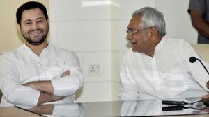 RJD ஆட்சியில் ஒரு பள்ளியாவது திறக்கப்பட்டதா...?  உன் அப்பாவிடம் கேள்.. தேஜஸ்வி மீது நிதிஷ் தாக்கு..!