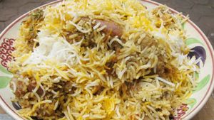 10 பைசா பிரியாணிக்காக.. அதிகாலை 4 மணிக்கே நின்ற கூட்டம்.. காற்றில் பறந்த கொரோனா விதிகள் 