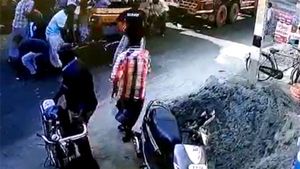 விபத்தில் சிக்கியவர் விரலை தேடிய நேரத்தில்.. அவரின் செல்போனை திருடிய நபர்... ஷாக் சிசிடிவி காட்சி 