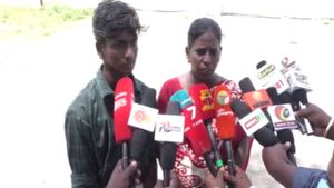 தந்தை இறந்ததால் டிசி கேட்ட மாணவன்.. ரூ 8 லட்சம் செலுத்திவிட்டு வாங்கிகோ என கறார் காட்டும் கல்லூரி 