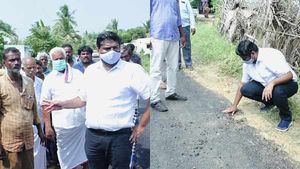 ஒற்றை ஆளாக மொத்த மாவட்டத்தை தெறிக்கவிடும் திமுக எம்.பி... ஆய்வு என்றாலே வெலவெலக்கும் அதிகாரிகள்..! 