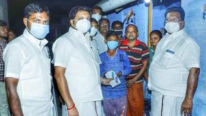 அக்காவின் படிப்புக்காக சுண்டல் வியாபாரம் செய்த சிறுவன்... Oppo போன் வாங்கிக் கொடுத்த திமுக மா.செ..! 