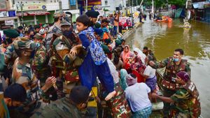 கனமழையால் இருளில் மூழ்கிய ஹைதராபாத்: தெலுங்கானாவில் 50 பேர் பலி, ரூ 5000 கோடி அளவிற்கு சேதம் 