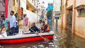 ஹைதராபாத்தில் மீண்டும் கொட்டித் தீர்த்த கனமழை- தாழ்வான பகுதிகளில் இருந்து பொதுமக்கள் வெளியேற்றம் 