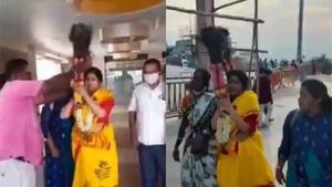 பழனியில் காவடி எடுத்து சாமி தரிசனம் செய்த காயத்ரி ரகுராம் - வெயிட்டான பதவிக்கு வேண்டுதல் 