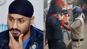 சீக்கியரின் தலைப்பாகையை தட்டிவிட்ட மேற்கு வங்க போலீஸார்.. இது நடந்திருக்க கூடாது தீதி.. ஹர்பஜன்சிங் 