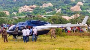 மோசமான வானிலை.. அவசரமாக தரையிறங்கிய விமானம்.. நூலிழையில் தப்பிய தமிழக நகைக் கடைக்காரர் குடும்பம் 