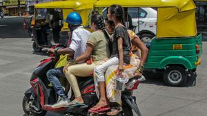 4 வயசு குழந்தைக்கும் ஹெல்மெட்.. விதியை மீறினால் 3 மாதம் லைசென்ஸ் சஸ்பெண்ட்.. கர்நாடகாவில் ரூல்ஸ் 