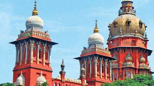 தேர்தல் வெற்றிக்கு எதிரான வழக்கு:ரத்து செய்யக் கோரும் ஓபிஎஸ் மகன் ரவீந்தரநாத் மனு-அக்.16-ல் தீர்ப்பு