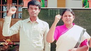 நீட்டை எதிர்த்து ஆசிரியர் பணியை துறந்த சபரிமாலாவின் ஆதரவில் சாதித்த அரசு பள்ளி மாணவர் ஜீவித்குமார் 