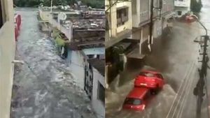 Hyderabad Floods : கடை வீதி.. இத்தனைக்கும் பயங்கர மேடு,, வெள்ளத்தில் அடித்துச்செல்லப்பட்ட நபர்! 