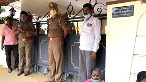 ஈரோடு கல்வி நிறுவனங்கள், கோவை திமுக பிரமுகர் வீட்டில் ஐடி ரெய்டு 