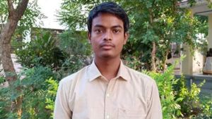 நீட் தேர்வில் சாதனை-மருத்துவ படிப்புக்கு ஃபீஸ் கட்ட முடியாமல் ஜீவித்குமார் தவிப்பு-கட்சிகள் உதவுமா? 