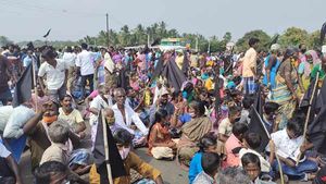 திண்டுக்கல்: பாலைவனமான குடகனாறு ஆற்றில் நீர் திறக்க கோரி நூற்றுக்கணக்கானோர் சாலை மறியல்! 