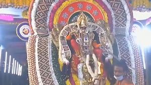 குலசேகரன்பட்டினம் முத்தாரம்மன் கோவிலில் சூரசம்ஹாரம்.. கோவில் வளாகத்தில் நடைபெற்றது 