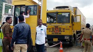 ஒசூர் அருகே துணிகரம்.. லாரியை வழிமறித்த கொள்ளையர்கள்.. பல கோடி மதிப்புள்ள ரெட்மி போன்கள் கொள்ளை 