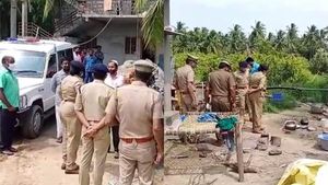 ஒடுகத்தூர் அருகே விவசாய நிலத்தில் வீட்டிலிருந்த தந்தை- மகள் வெட்டி படுகொலை 