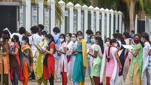 புதுச்சேரியில்.. 'நீட்' தேர்வு உண்டா? இல்லையா?.. கேள்வி கேட்ட நிருபர்..  அமைச்சரின் பதிலை பாருங்க! 