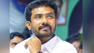 குமாரை கட் பண்ணிட்டு நியூமராலஜி படி பெயரை மாற்றிய ஓபிஎஸ் மகன் ரவீந்திரநாத் 