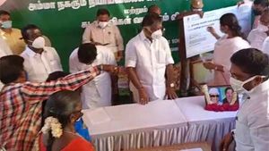 தேனி விழா.. எதுவும் பேசவில்லை.. அப்படியே புறப்பட்டு சென்ற ஒபிஎஸ்.. ஏன்?  பரபரப்பு 