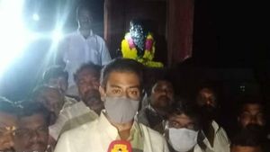 திண்டுக்கல் அருகே ரெட்டியார்சத்திரத்தில் பெரியார் சிலைக்கு காவி சாயம்- டாக்டர் ராமதாஸ் கடும் கண்டனம்