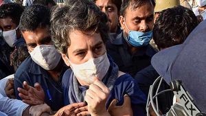 பிரியங்காவின் குர்தாவை இழுத்த விவகாரம் - பல மணிநேரத்திற்குப் பின் மன்னிப்பு கேட்ட உ.பி மாநில போலீஸ் 